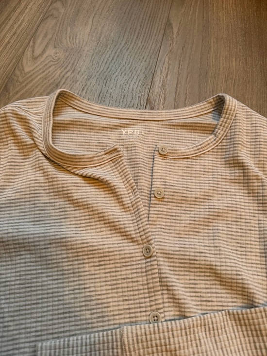 YPB Abercrombie Ribbed  Long Sleeve Button Henley Top in Beige | Size: Medium - Picture 2 of 3